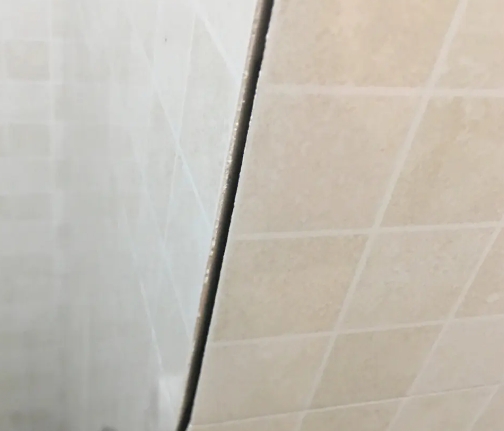 宝山瓷砖空鼓维修公司分享阳台瓷砖脱落的修复过程可以分为以下几个步骤