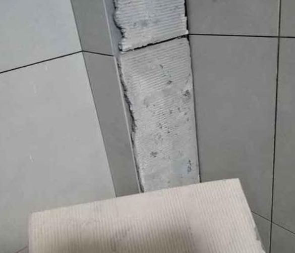 宝山瓷砖空鼓维修公司分享下厨房瓷砖脱落的补救措施。
